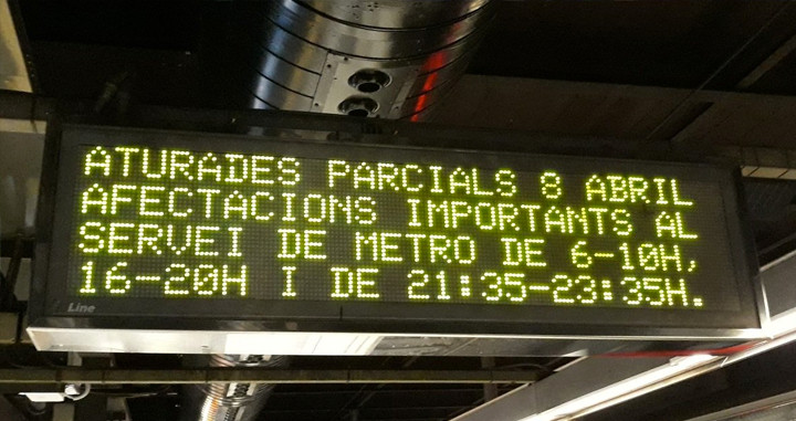 Paneles del metro avisan de la huelga de hoy / TWITTER