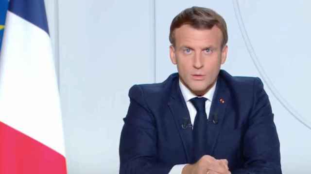 El presidente francés, Emmanuel Macron, dirigiéndose por televisión a los ciudadanos / TF1