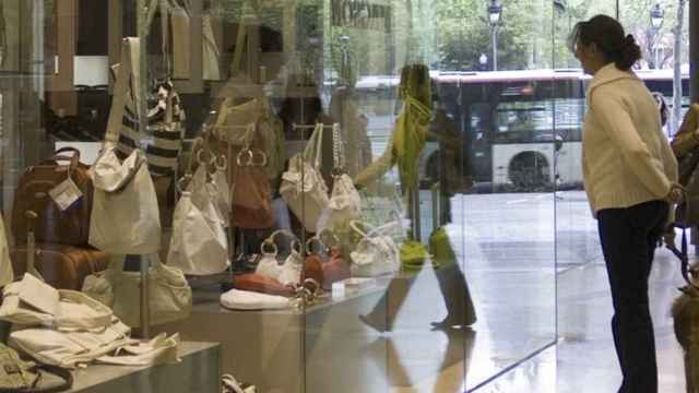 Una clienta mira un escaparate de una tienda de ropa, uno de los sectores que apuesta por la técnica del cliente misterioso / CÁMARA DE BARCELONA