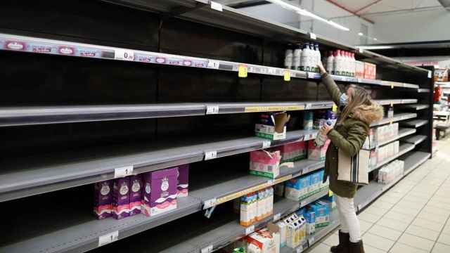 Una mujer en un supermercado frente a una estantería prácticamente vacía por el desabastecimiento alimentario a causa de la huelga de transportistas / Cézaro De Luca (EP)