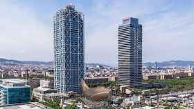 El Hotel Arts de Barcelona (i), el cinco estrellas que construirá una marina de lujo frente al alojamiento / CG