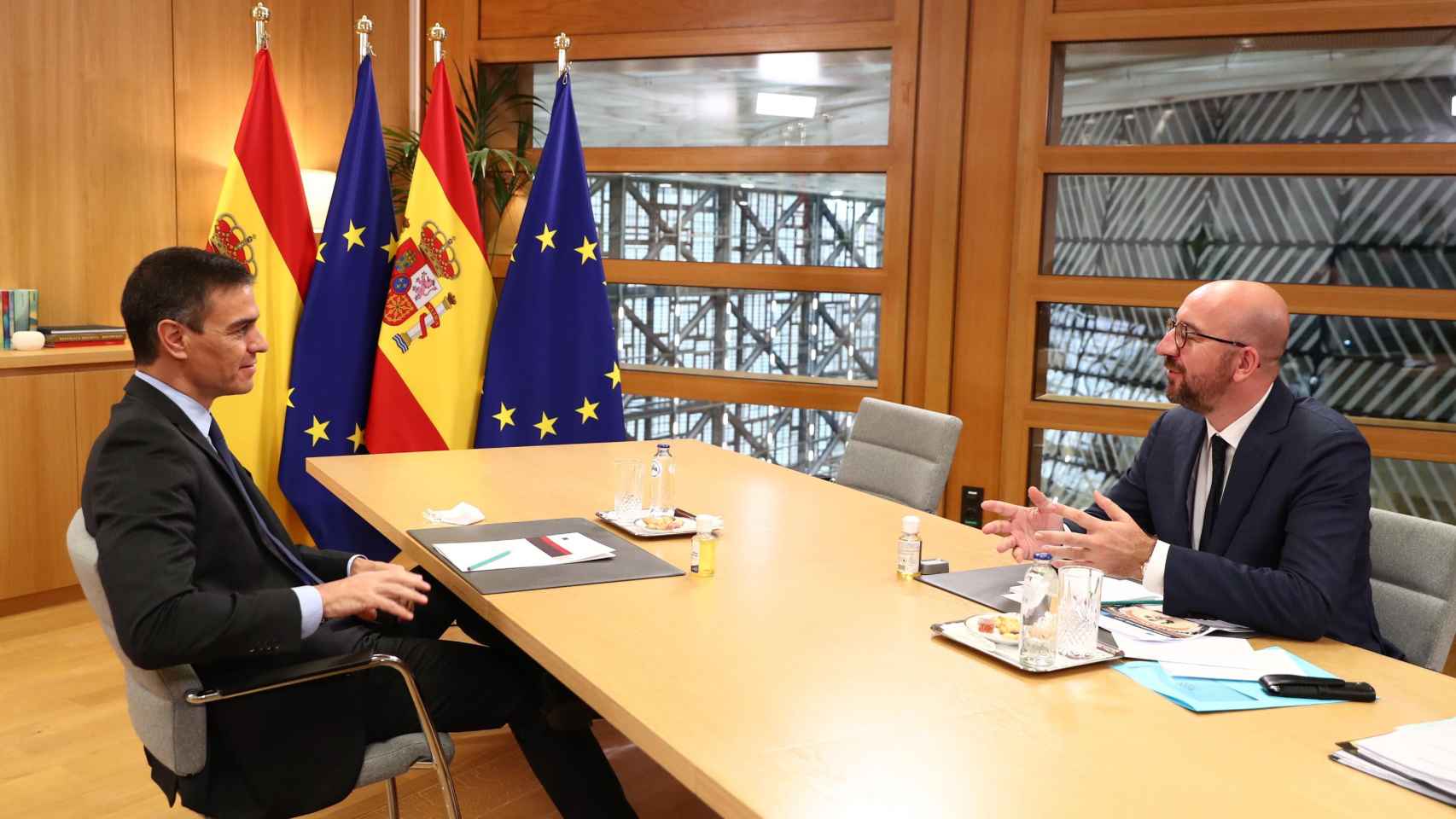 El presidente del Gobierno, Pedro Sánchez (izq), y el presidente del Consejo europeo, Charles Michel, con los fondos europeos como telón de fondo / EP
