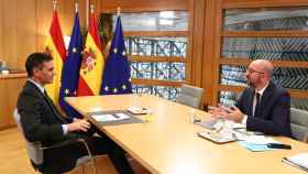 El presidente del Gobierno, Pedro Sánchez (izq), y el presidente del Consejo europeo, Charles Michel, con los fondos europeos como telón de fondo / EP