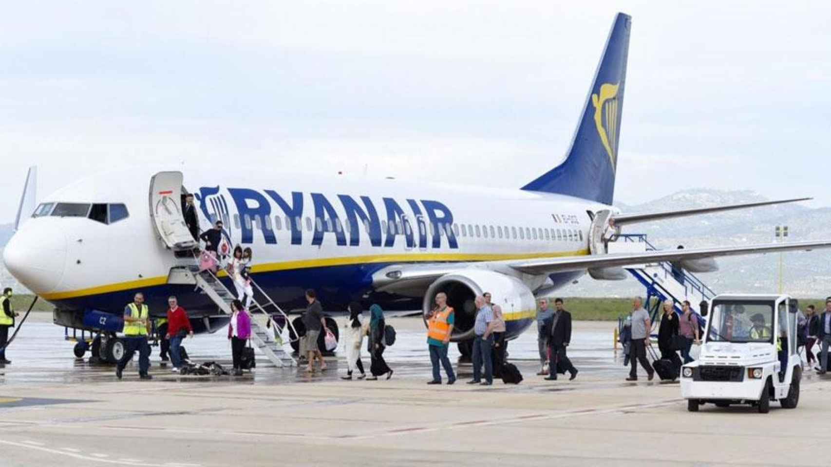 Varios pasajeros suben en un avión de Ryanair / EFE