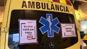 Una ambulancia del SEM con carteles que anuncian la huelga / CCOO