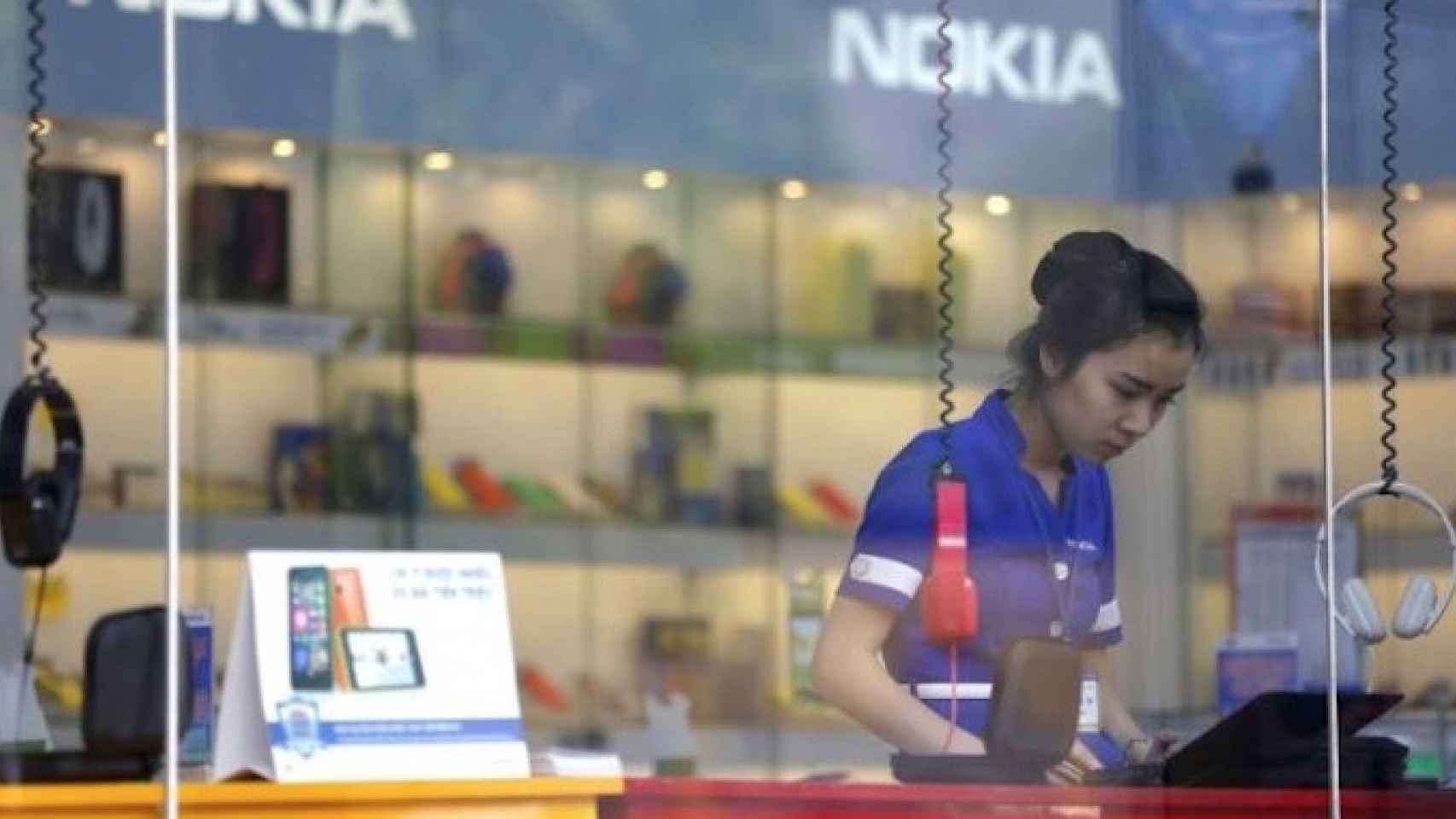 Una dependienta trabaja en una tienda de venta de terminales Nokia en Hanoi (Vietnam) / EFE