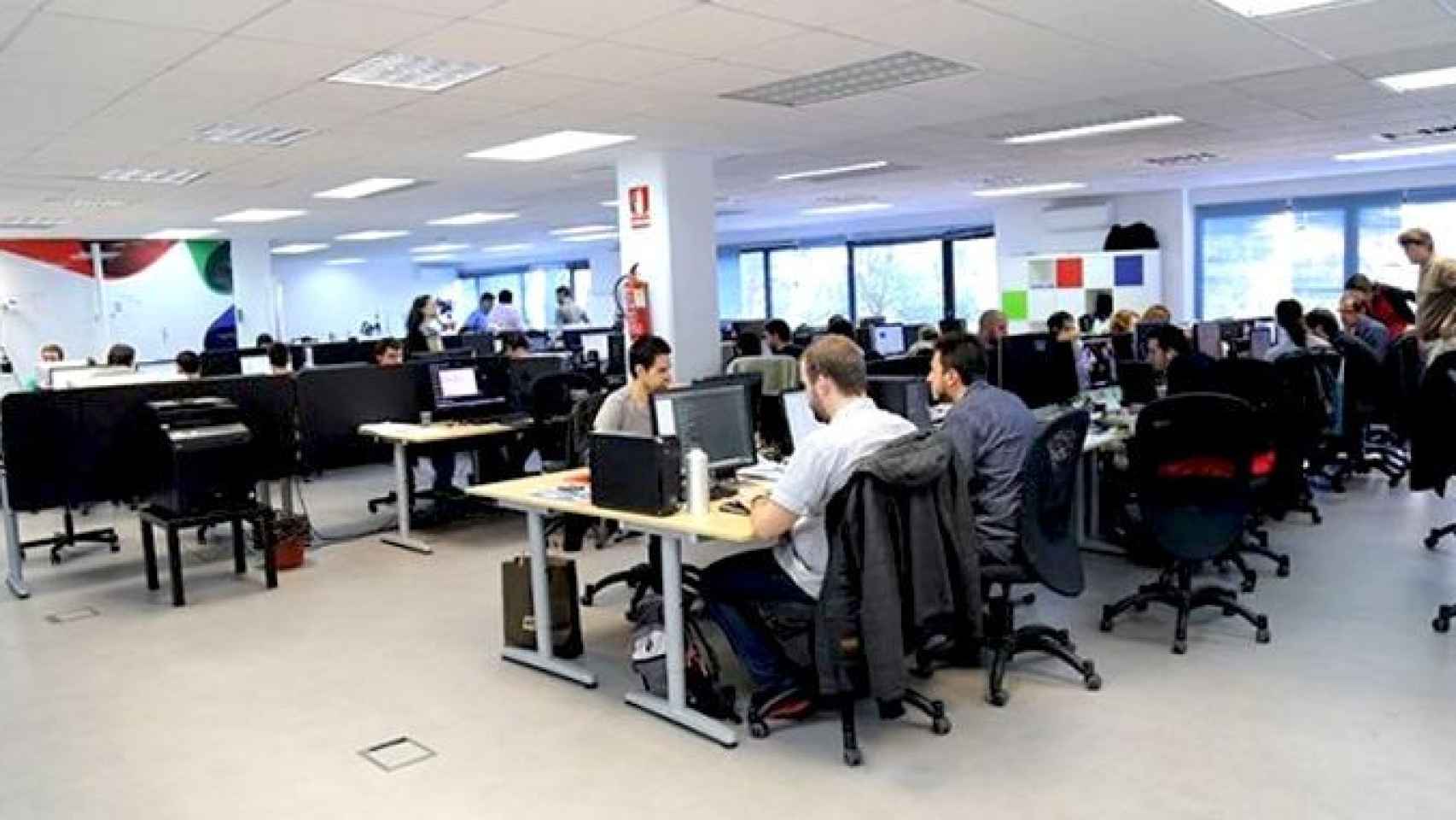 Imagen de archivo de trabajadores en una oficina, que, según los empresarios, valoran especialmente la flexibilidad horaria y la conciliación / EFE