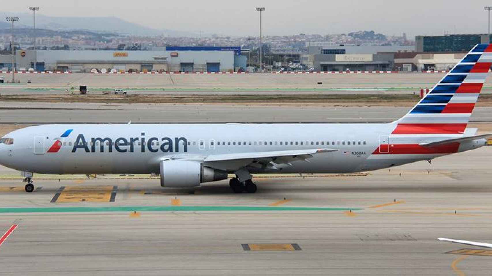 Una aeronave de American Airlines, en el Aeropuerto de Barcelona-El Prat / EFE