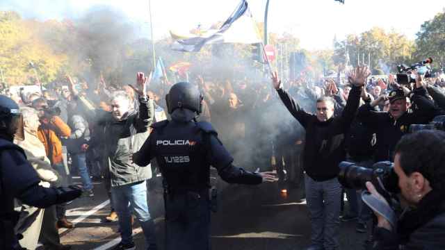 La policía trata de contener a los taxistas que se manifestaban en Madrid / EFE