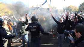 La policía trata de contener a los taxistas que se manifestaban en Madrid / EFE