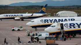 Aeronaves de Ryanair estacionadas en la pista de aterrizaje / CG
