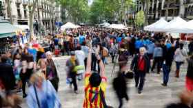 Un turista toma una foto en Las Ramblas de Barcelona, que experimentó un 'boom' turístico en 2016 / CG