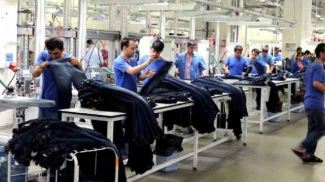 Un grupo de empleados trabaja en una fábrica textil de EEUU / EFE