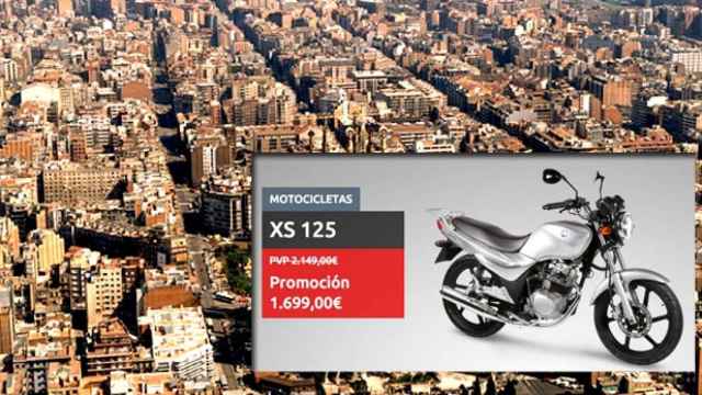 La oferta de SYM que ha conquistado el mercado de Barcelona y una vista de la ciudad / FOTOMONTAJE DE CG