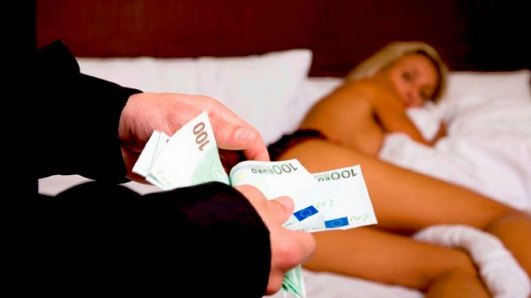 Un cliente pagando el servicio de una prostituta / CG