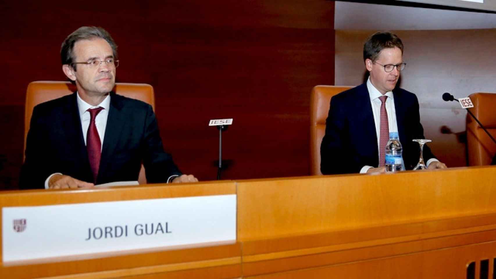 Jordi Gual (i), presidente de Caixabank, y Franz Heukamp, director general del IESE / CG