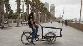 Un repartidor del servicio 'Prime Now' de Amazon en la playa de la Barceloneta, en Barcelona / CG