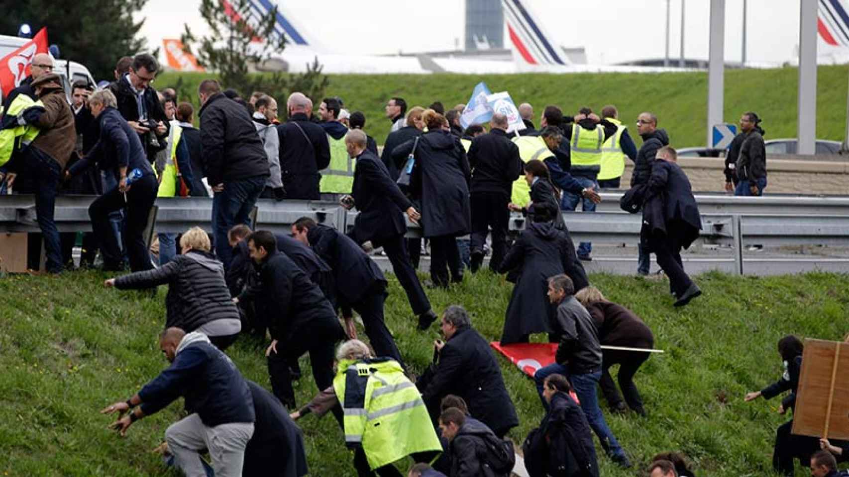 Imagen del asalto de los sindicalistas de Air France a las oficinas donde se desarrollaban las negociaciones el 5 de octubre.