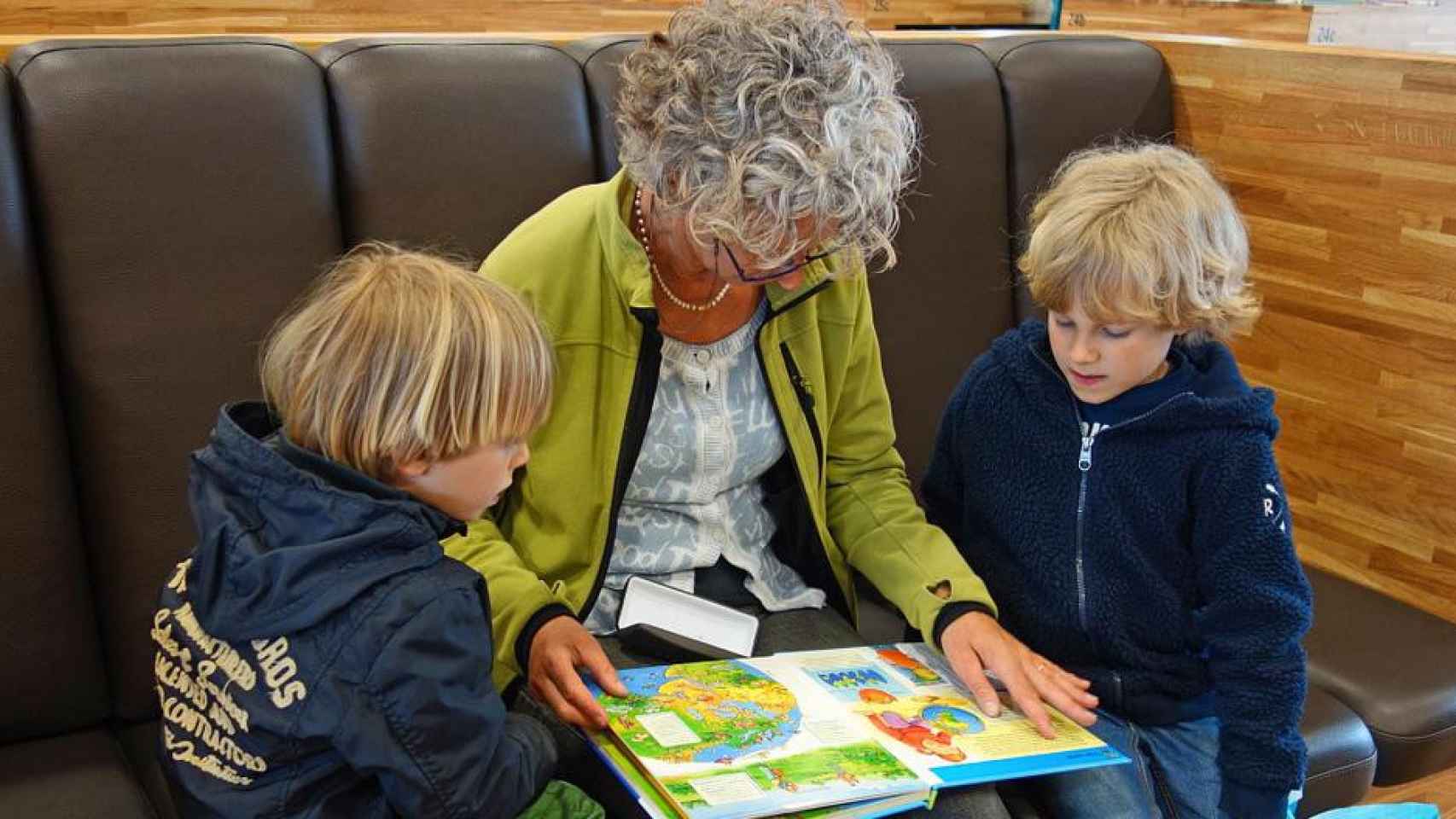 Mujer incentivando la lectura en los niños / PIXABAY