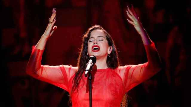 Rosalía durante su interpretación de 'Me quedo contigo' en la ceremonia de los Goya 2019 / EFE