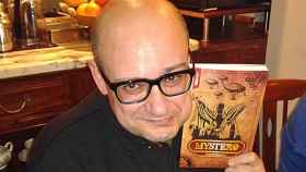 El comunicador y guionista Miquel Giménez, con su nueva novela, 'Mystero'