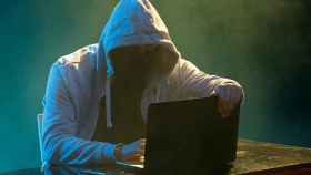 Un hombre prepara un ciberataque espía con su ordenador / FREEPIK
