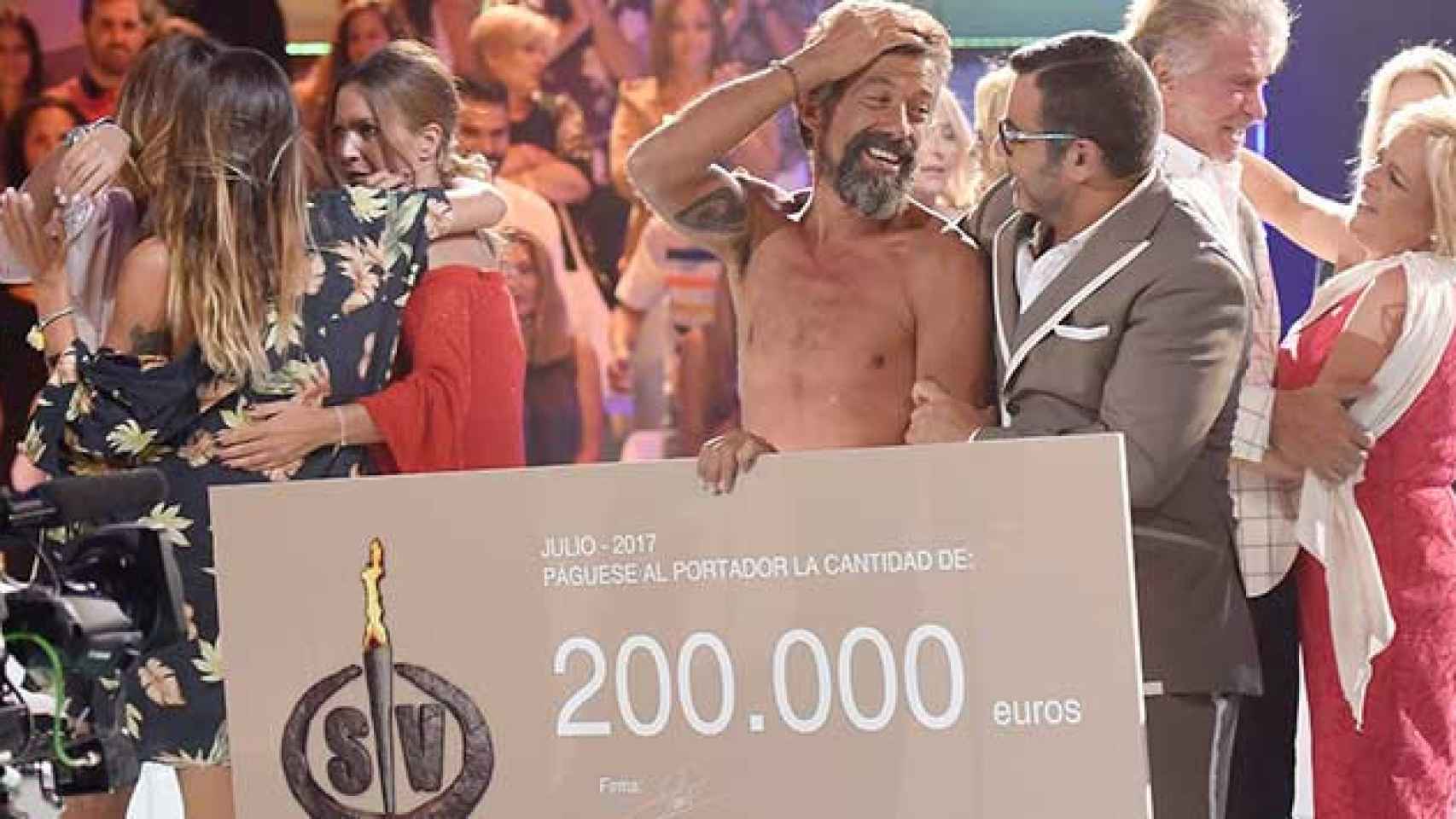 Jose Luis, emocionado al recibir el cheque de 200.000 Euros / CD