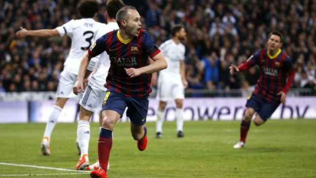 Iniesta celebrando un gol en un partido contra el Real Madrid