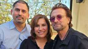 Un falso Bono (U2) posa con los dueños de un restaurante / FACEBOOK