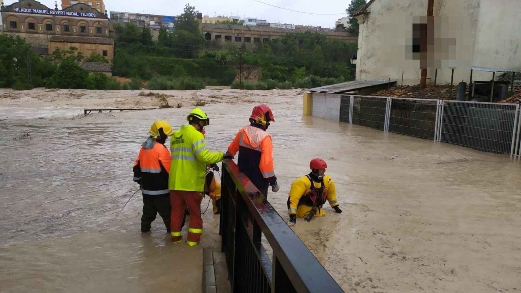 Los bomberos en Ontinyent (Valencia), tras las lluvias torrenciales que han asolado a la Comunidad Valenciana / EUROPA PRESS
