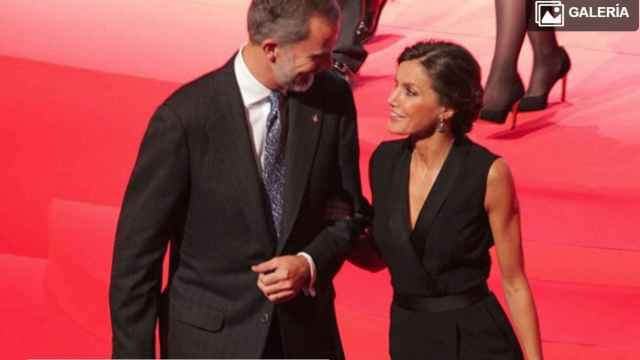 Letizia con un elegante mono negro de esmoquin de la firma Hugo Boss