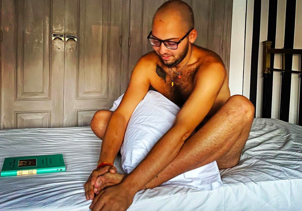 José Antonio Avilés se fotografía desnudo en la cama / INSTAGRAM