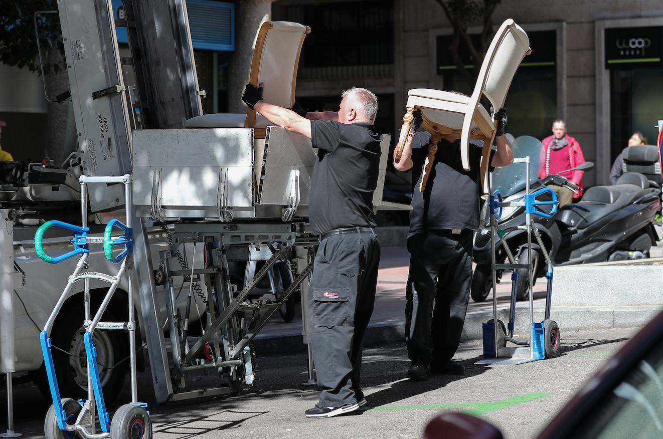 Los expertos en mudanzas colocan las sillas de la periodista en el camión / AGENCIAS
