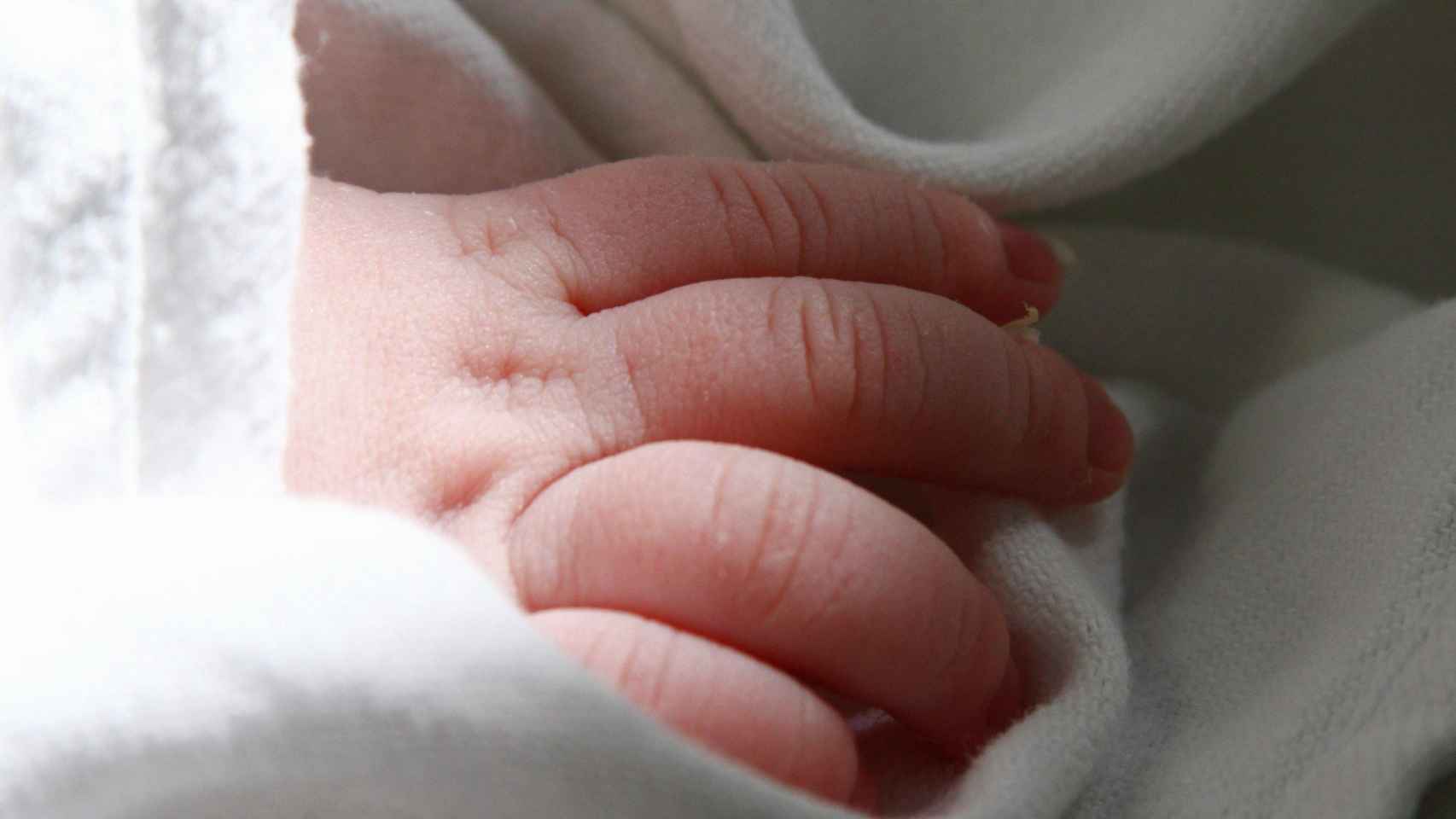 Una foto de archivo de la mano diestra de un bebé
