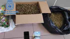 Los cogollos de marihuana requisados a dos jóvenes por agentes de la Policía Nacional / EP