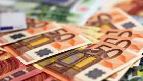 Billetes de euro esparcidos sobre una mesa / CG