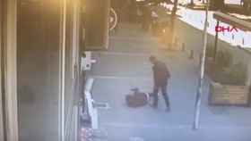 Una foto de la agresión del hombre a su exmujer en plena calle