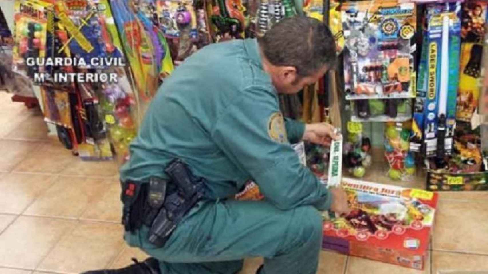 Una imagen de archivo de un guardia civil revisando juguetes para niños / Guardia Civil