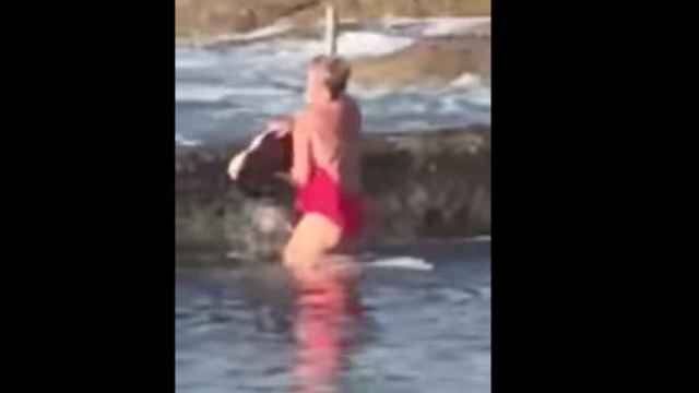 La mujer en el momento en que liberó al tiburón a mar abierto