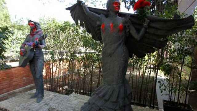 Las estatuas del mausoleo de la familia Flores con pintadas / CG