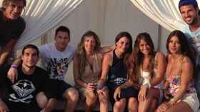 Foto en Ibiza de hace algunos años con Pepe Costa, Pinto, Messi, Cesc, Antonella y Daniella Semaann, entre otros / REDES