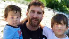 Leo Messi posa con sus hijos Thiago y Mateo / INSTAGRAM
