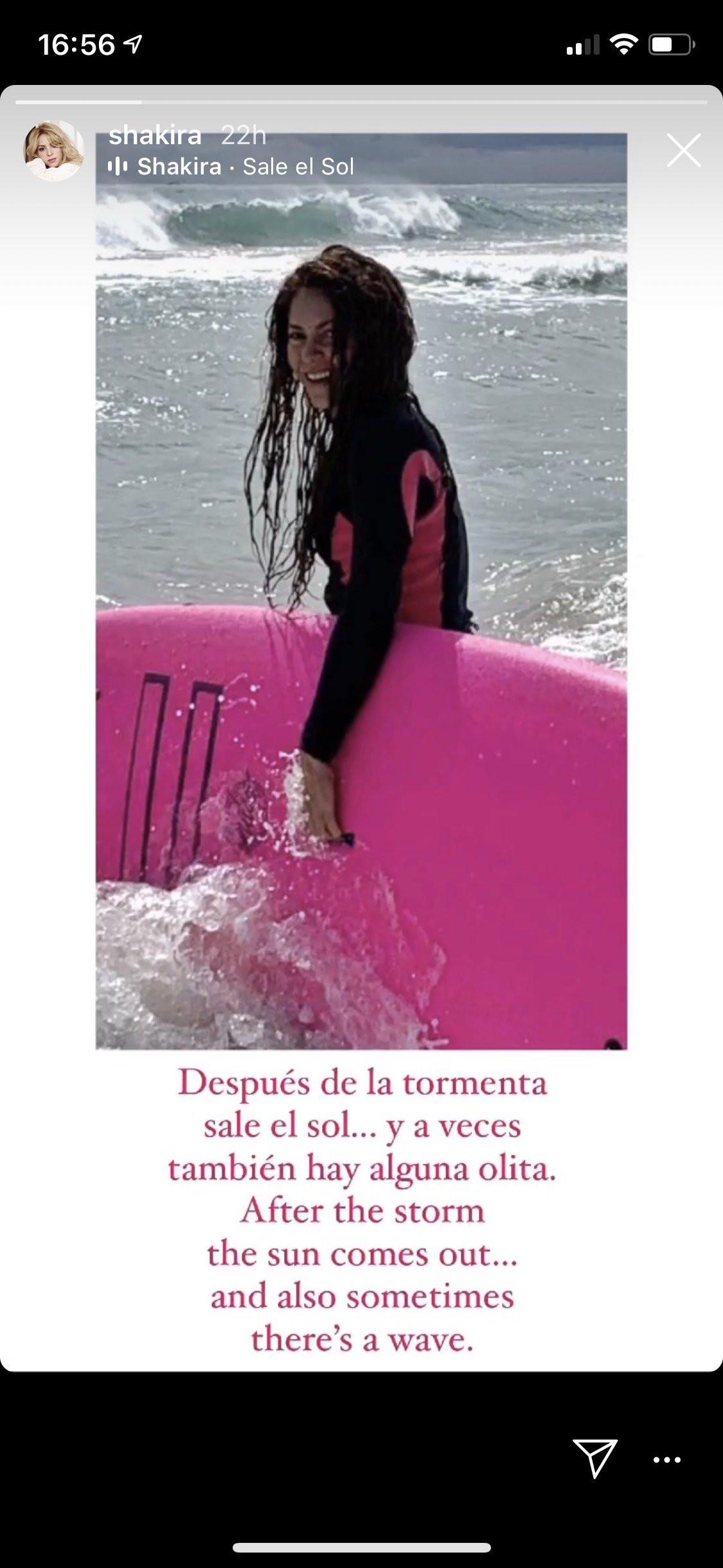 Shakira haciendo surf