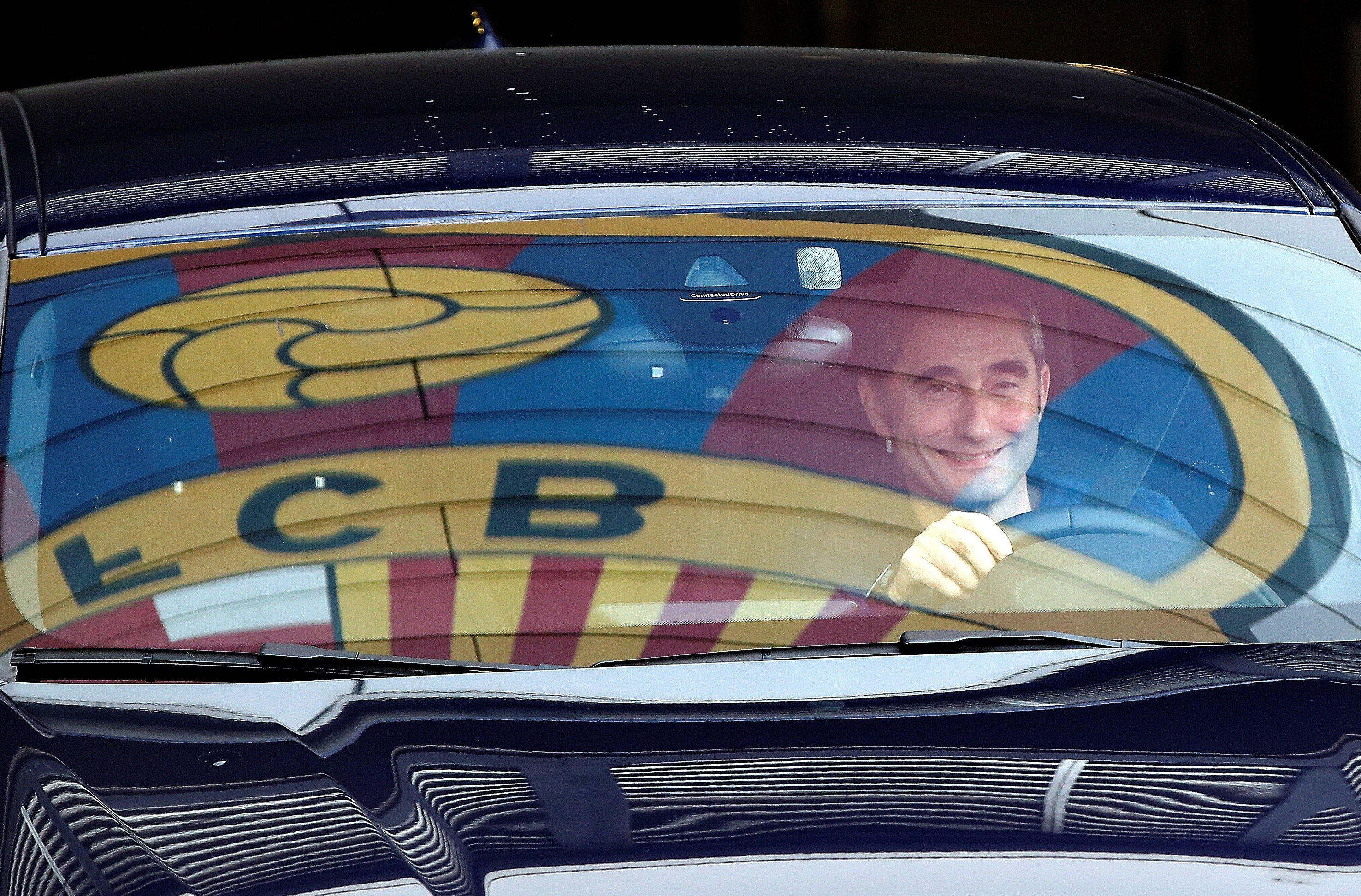 La entrañable sonrisa de Valverde deja la foto del día en su despedida del Barça / EFE - Alejandro García
