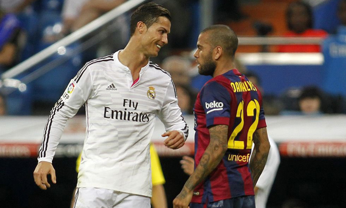 Dani Alves y Cristiano Ronaldo, picándose en un clásico / REDES