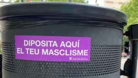 Una de las papeleras con el lema de la campaña para erradicar el machismo / INSTITUT CATALÀ DE LES DONES