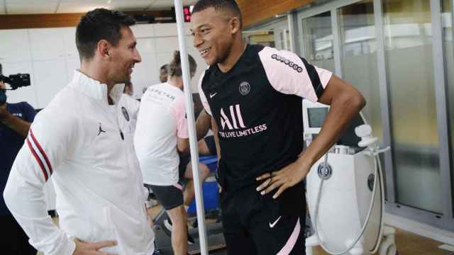 Leo Messi y Kylian Mbappé se saludan por primera vez, tras la llegada del argentino al club / PSG