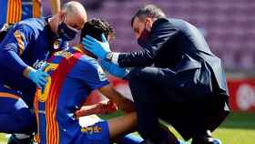 Sergio Busquets, siendo atendido por los servicios médicos del Barça / EFE