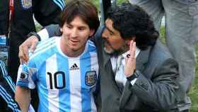 Maradona, cariñoso con Messi en el Mundial de 2010 / EFE