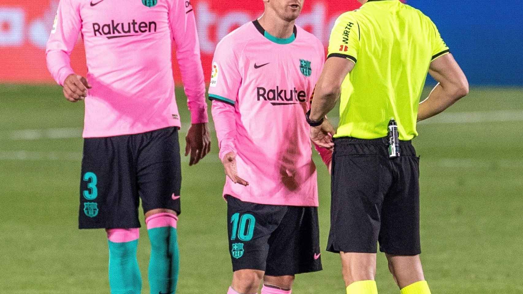 Messi y Piqué protestan al árbitro del Getafe-Barça, César Soto Grado / EFE